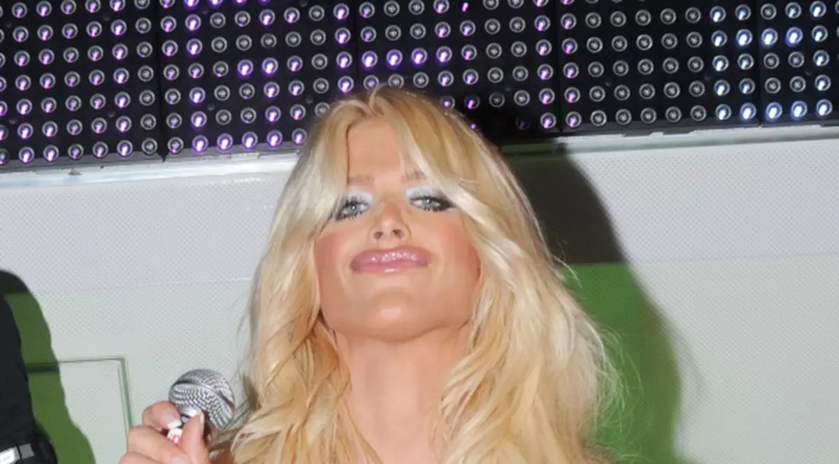 O recunoşti? E moartă de beată, se strâmbă şi i se văd chiloţii! | FOTO