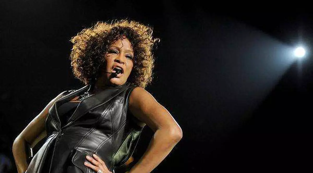 DETALIUL CARE AR FI SALVAT-O! Whitney Houston a cerut ajutorul înainte să moară, dar a fost ignorată!