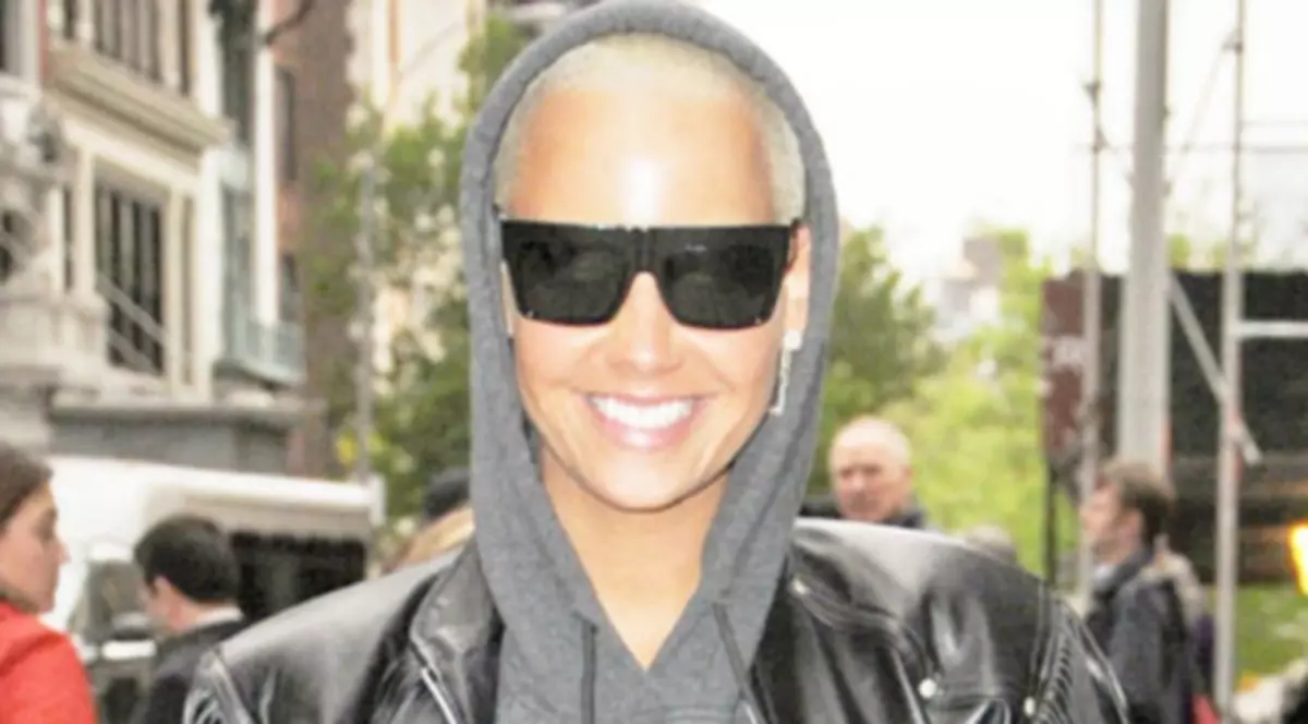 Această DIVĂ e INDECENTĂ! Nu o să îţi vină să crezi ce le-a arătat trecătorilor | FOTO