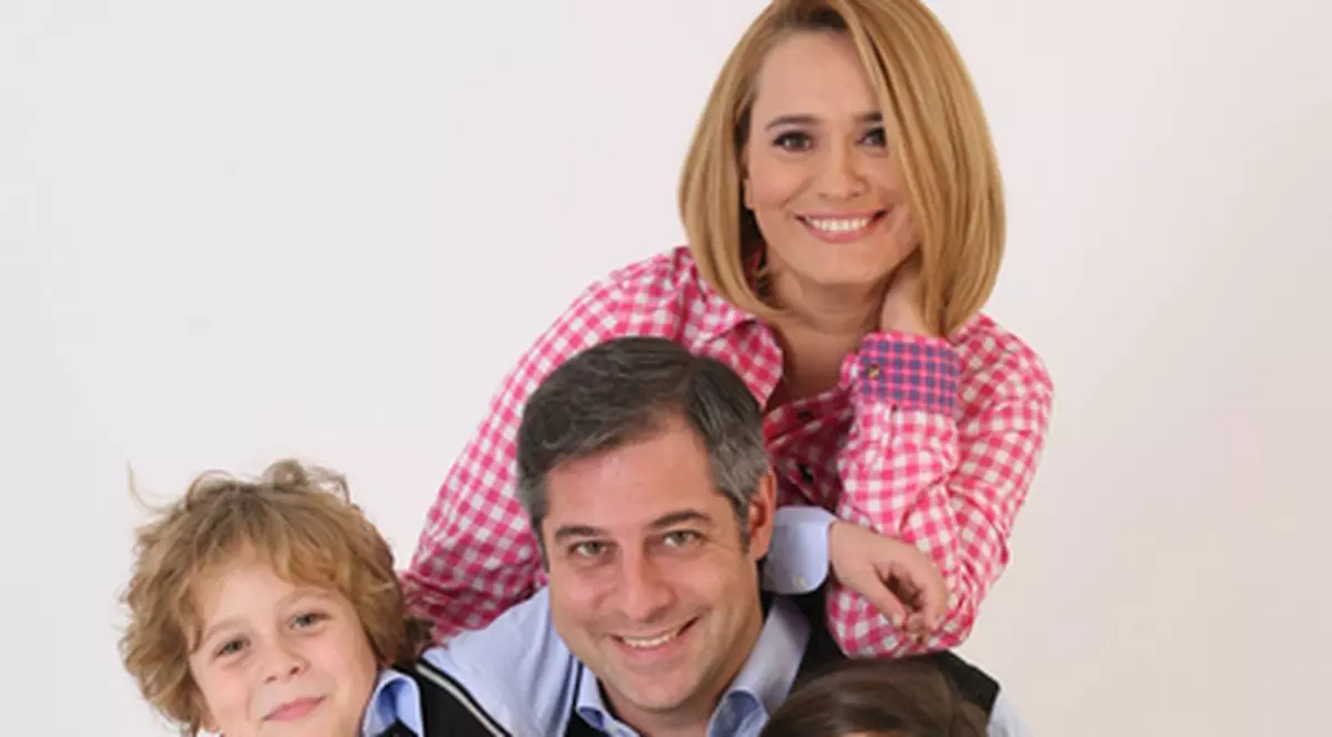 Andreea Esca va petrece de două ori Paştele! La vopsitul ouălelor o va ajuta fiica ei!