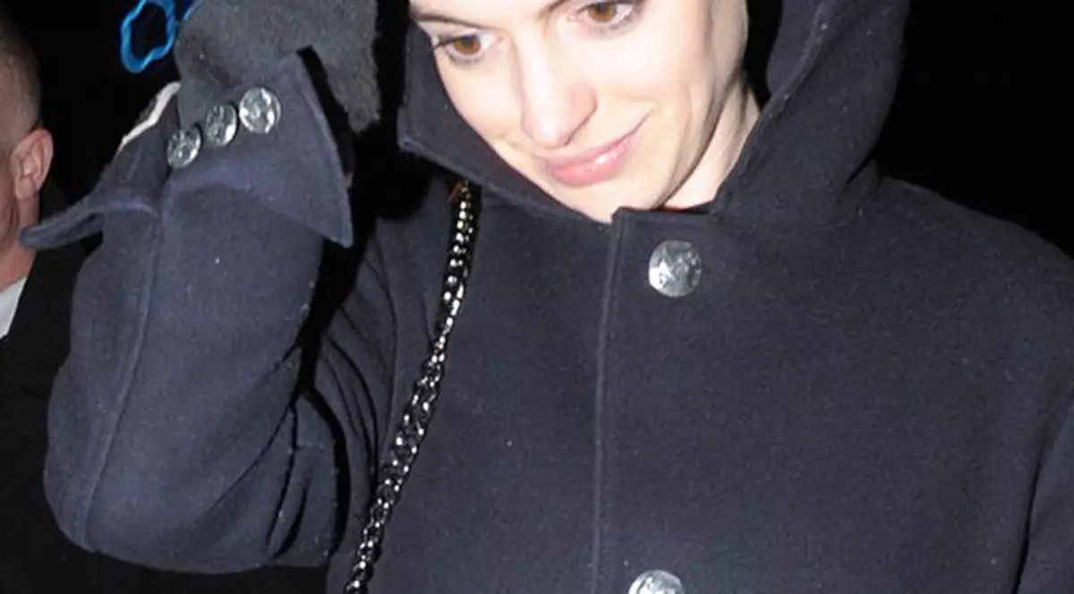 Schimbare radicală! Anne Hathaway s-a tuns băiețește! Îți place cum îi stă? | FOTO