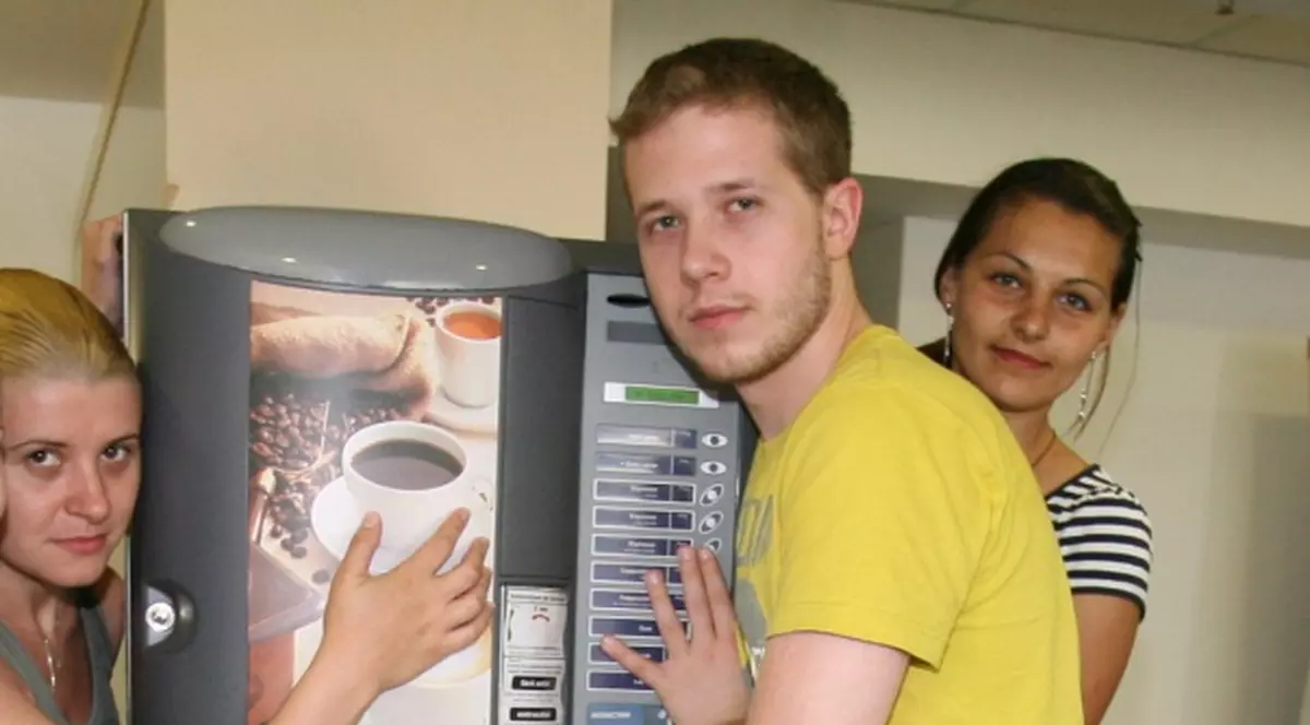 Otrava care ”biciuie creierul copiilor”, de vânzare în școli