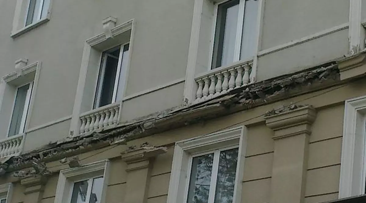 O fetiţă a fost rănită, după ce faţada hotelului Minerva din Capitală s-a prăbuşit 