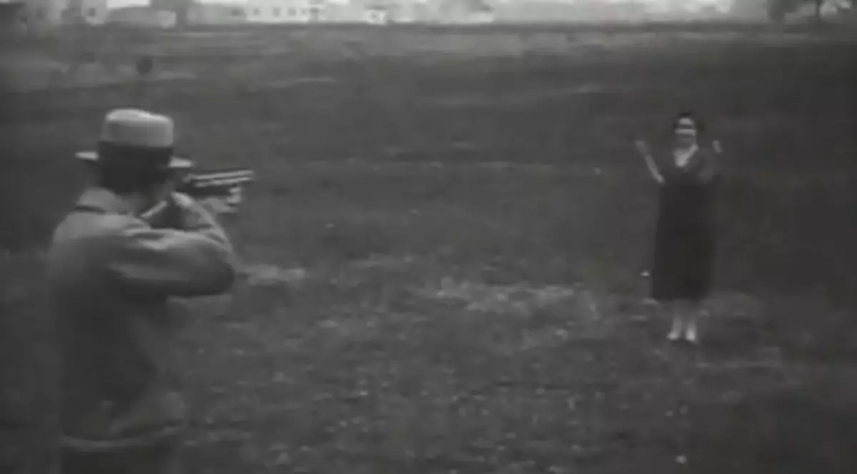 CÂT DE BOLNAV SĂ FII? Şi-a folosit nevasta drept ţintă, la poligon! | VIDEO