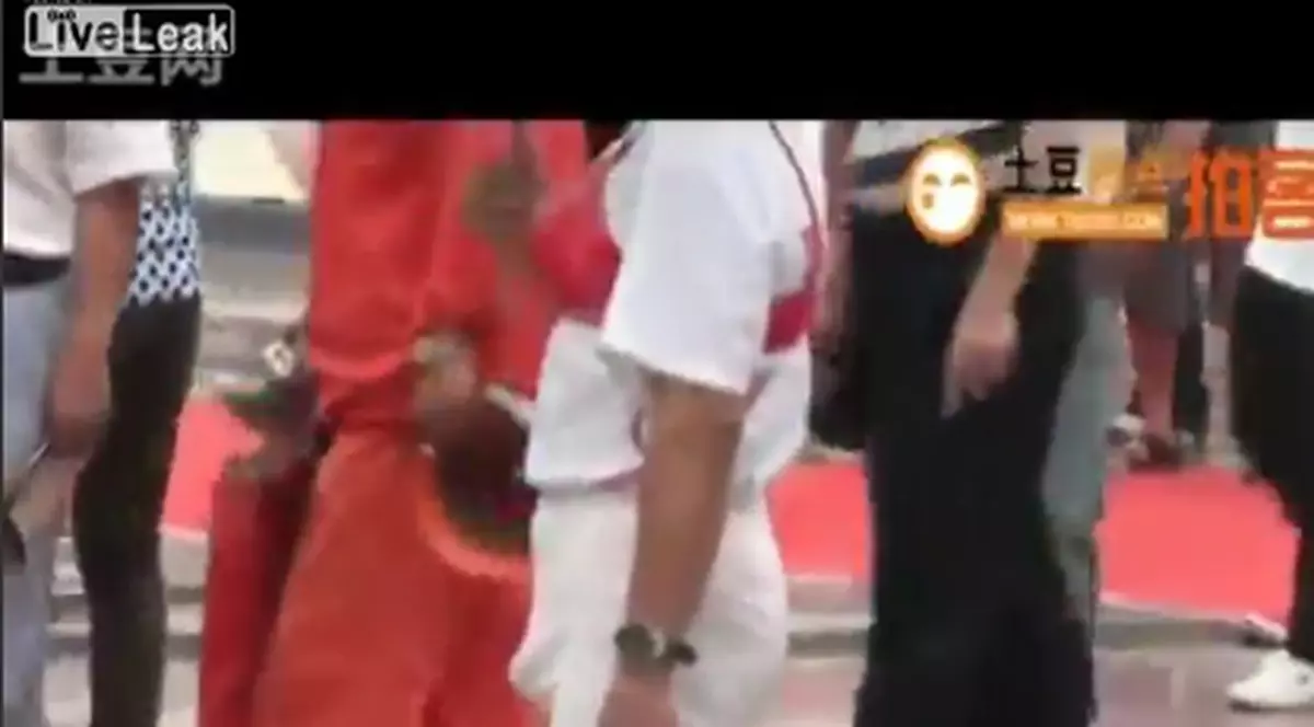 Poartă sutien şi are o... ERECŢIE, în public! Vezi cum a lăsat sute de oameni cu gura căscată | VIDEO