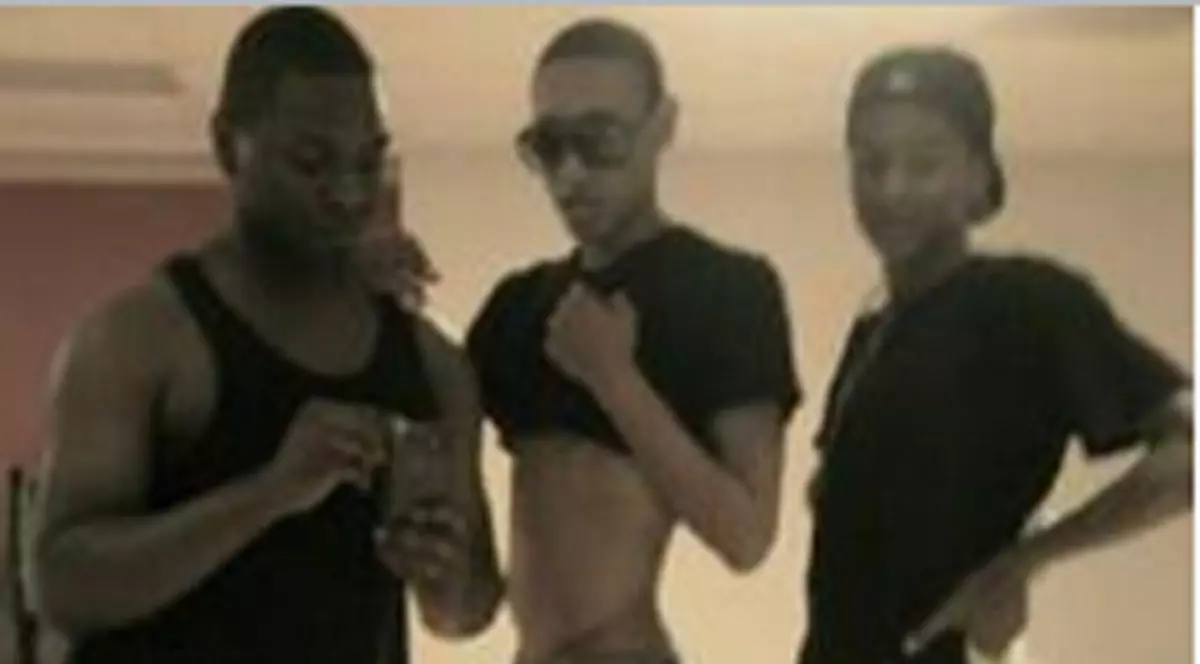 Aceşti băieţi chiar vor să înţeleagă femeile! Iată cum se "sacrifică" pe tocuri | FOTO