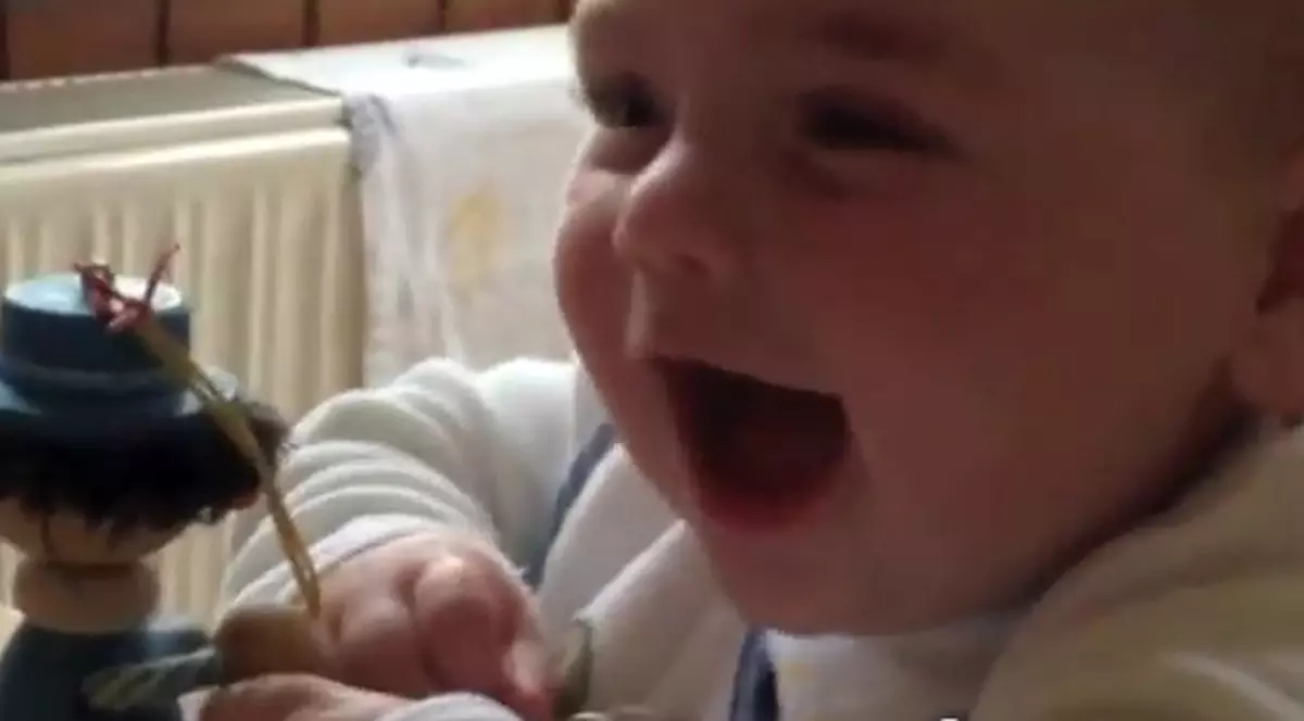 TE VA MOLIPSI PENTRU TOT WEEKENDUL! El e cel mai vesel BEBE de pe internet | VIDEO