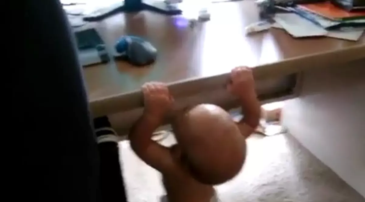 Ce dacă poartă scutec? Acest BEBE îşi lucrează muşchii | VIDEO