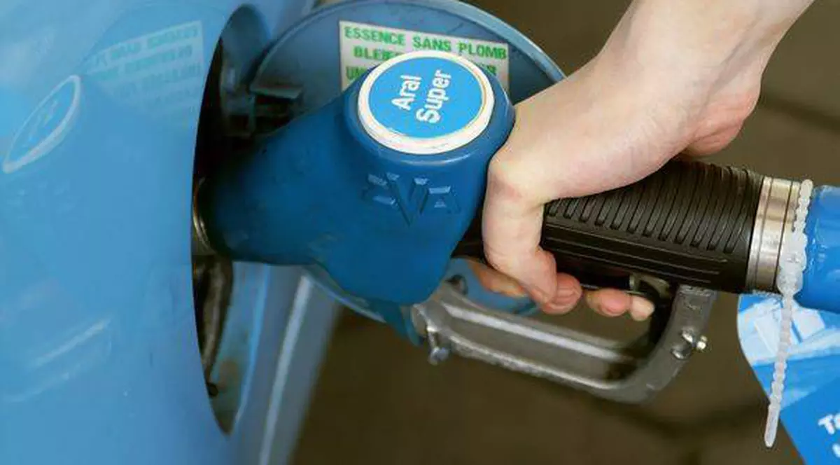 Benzina a ajuns la 2 euro.....la britanici!