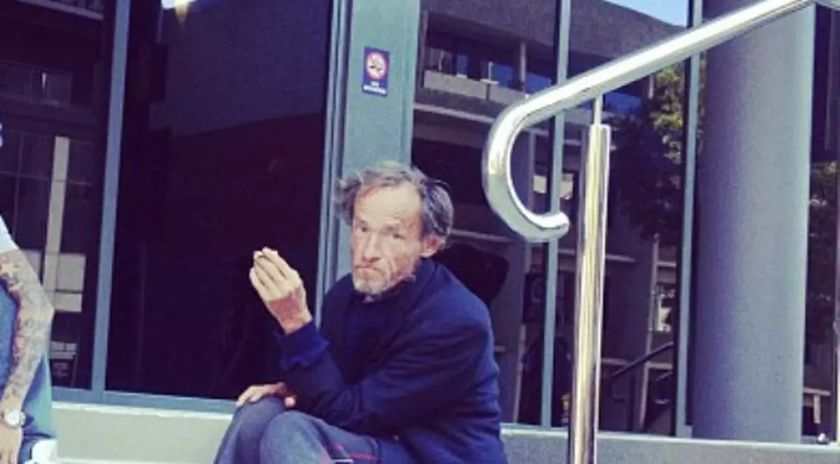 Este cel mai norocos cerșetor din lume și habar nu are! Uite cum fumează cot la cot cu un rapper celebru! FOTO