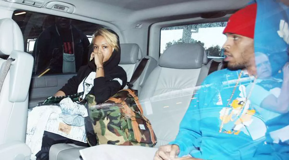 Chris Brown are o nouă prietenă care seamănă cu Rihanna | FOTO