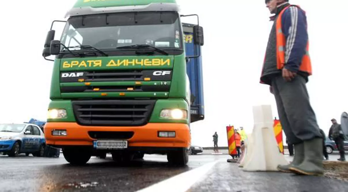 O cisternă a blocat traficul pe Valea Oltului în zona oraşului Călimăneşti