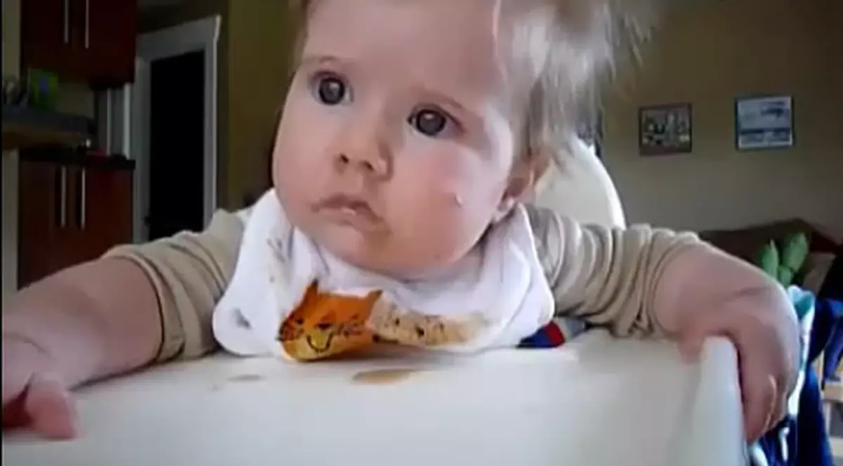 ADORABIL! Uite cum reacţionează un BEBE atunci când nu este lăsat să doarmă | VIDEO