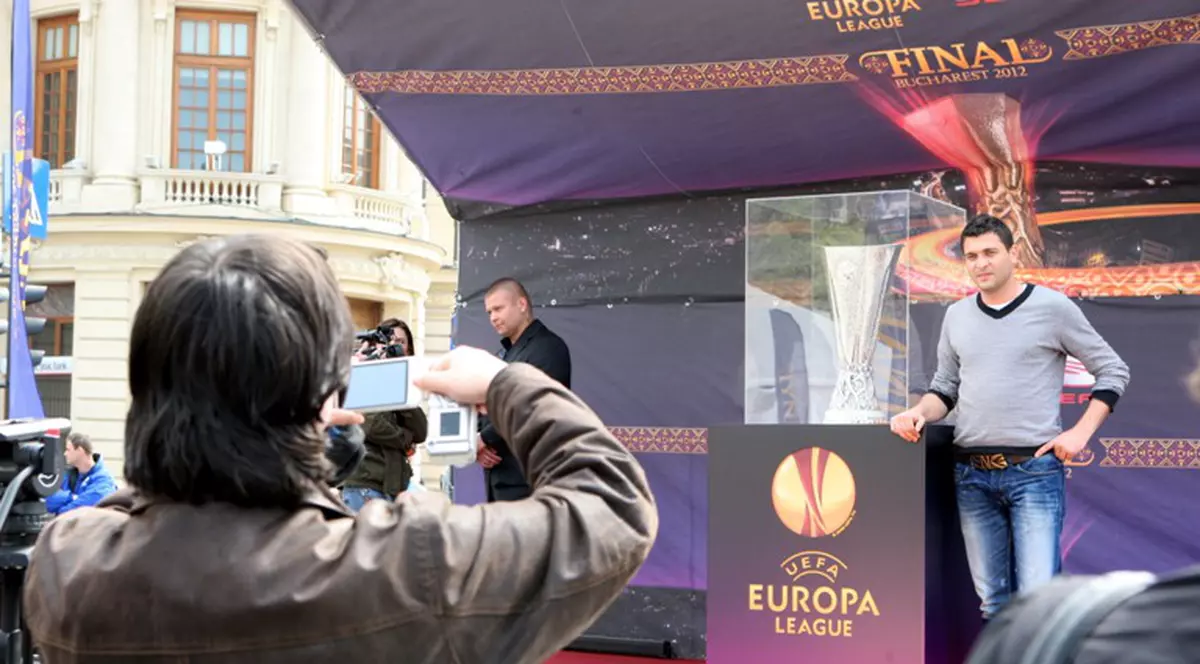 De Paşte, bucureştenii se pozează cu trofeul Europa League