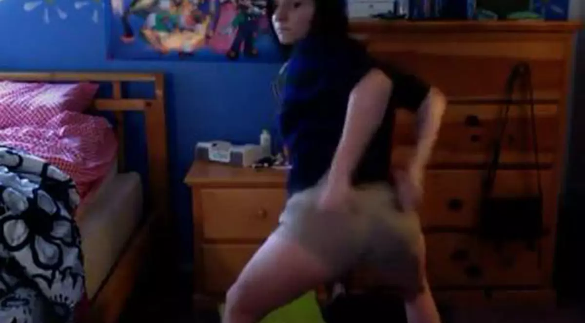 CE DISPERATĂ! Uite cum s-a făcut de râs încercând să danseze ca negresele! VIDEO