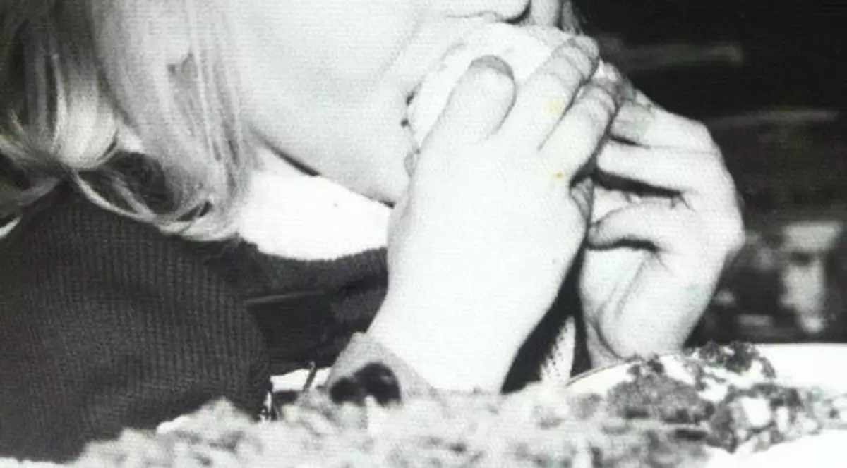 Recunoști cântăreața din imagine?