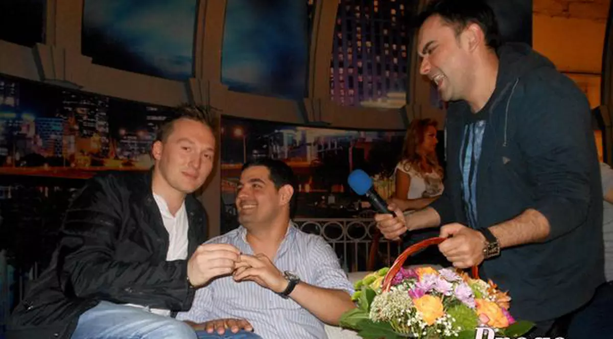 Iubitul cântăreței Ellie White, cerut în căsătorie de un bărbat. Vezi ce a răspuns! | VIDEO