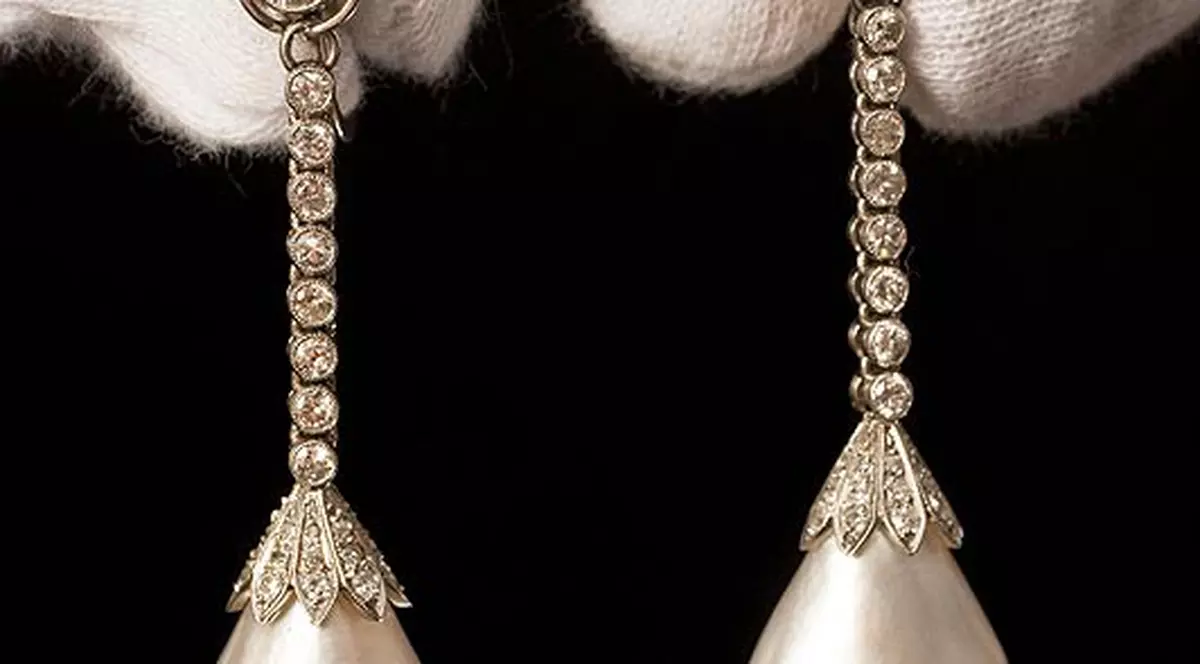 Cerceii pe care Carol al II-lea i-a dăruit amantei sale, vânduţi la licitaţie pentru o sumă record! Vezi suma imensă plătită pe ei!