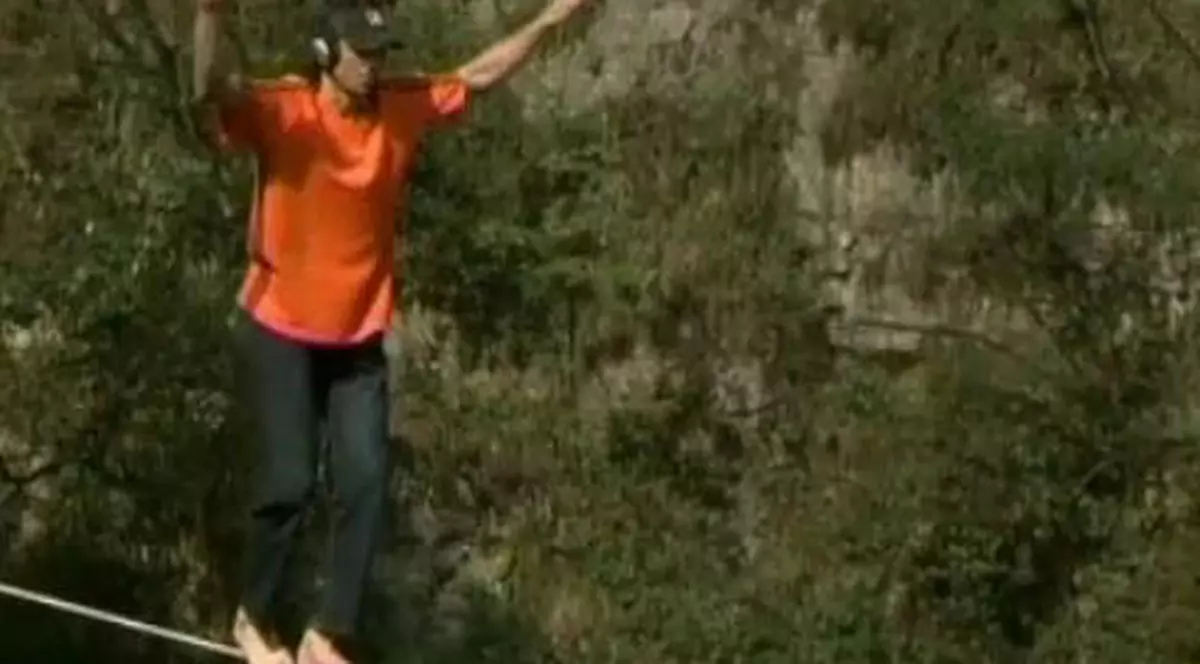 Curaj nebun! Stai cu sufletul la gură când îl vezi că se ține ”de aer”, la 1.800 de metri! VIDEO 