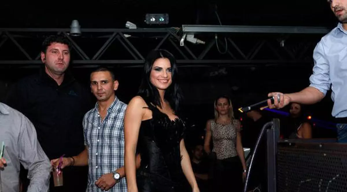 Ellie White e în culmea fericirii! Varianta în engleză a piesei "Sete de noi" i-a adus 10 concerte în Europa!