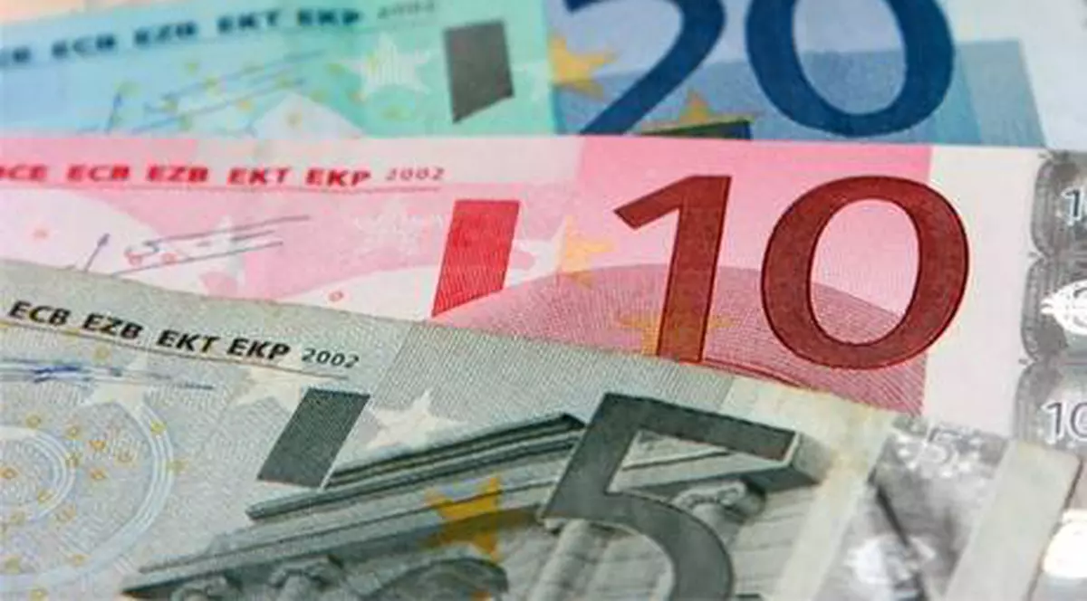 Din cauza Spaniei, Euro a coborât sub 1,3 dolari pentru prima oară în ultimele două luni