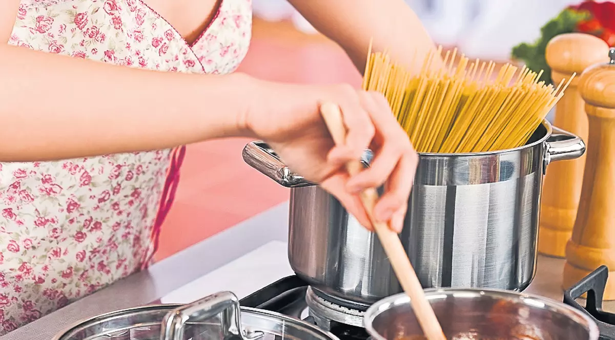 Pentru ceva de mâncare rapid şi săţios găteşte spaghete!