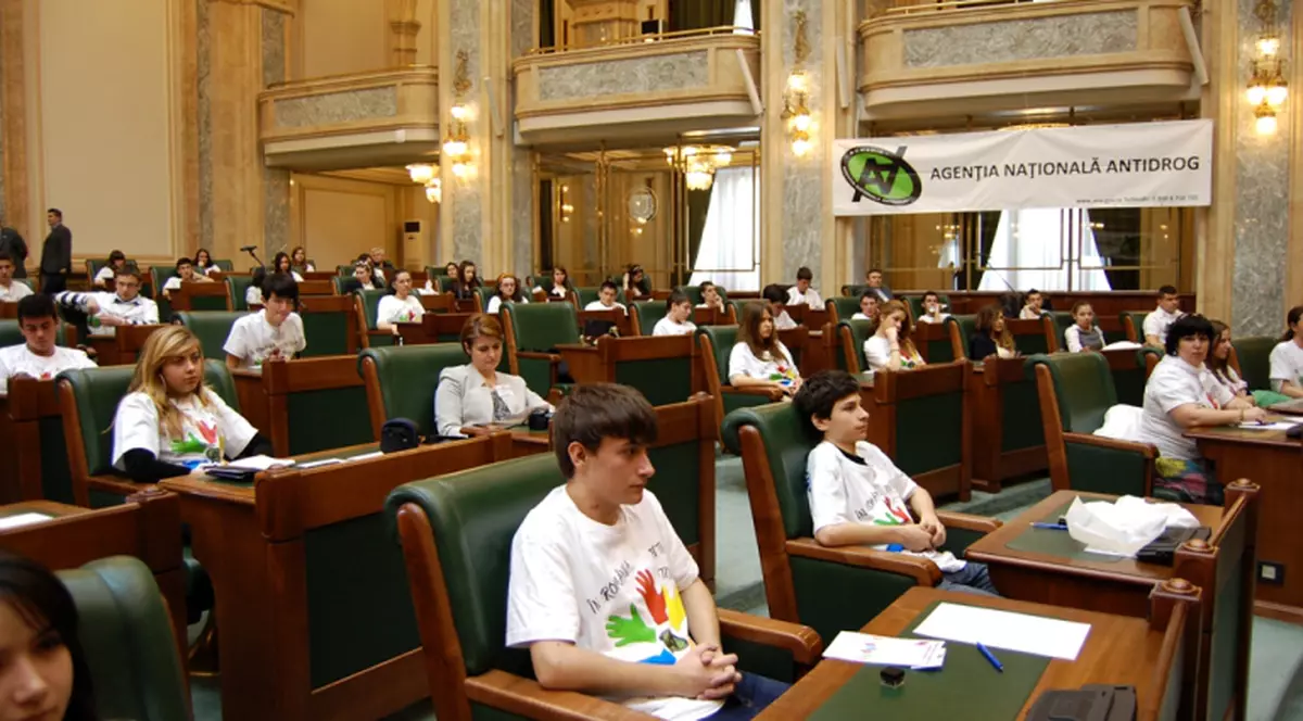 La Senat, parlamentarii au fost înlocuiţi de tinerii care luptă împotriva drogurilor