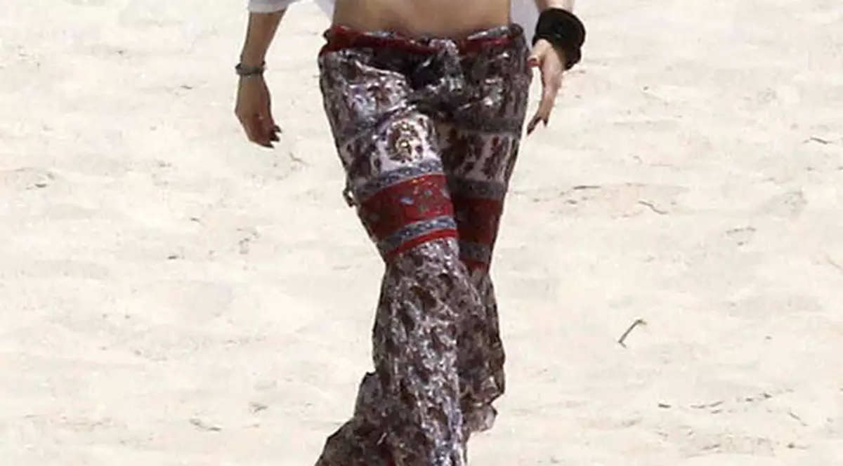 Are 42 de ani, doi copii și posedă acest abdomen de invidiat! Află care divă arată mai bine decât o puștoaică! FOTO 