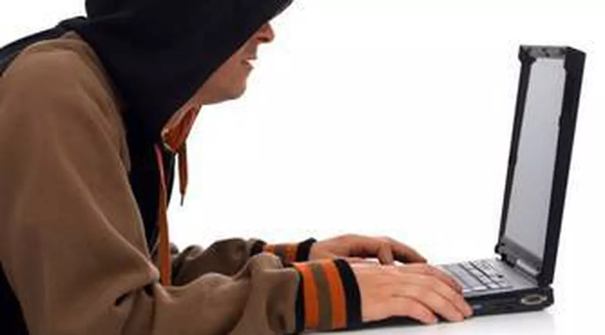 17 hackeri acuzaţi de DIICOT de fraude pe internet în valoare de milioane euro