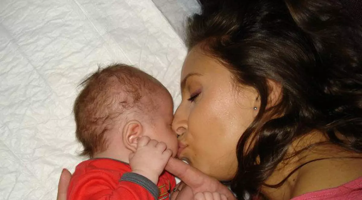 ÎNDUIOŞĂTOR! Primele fotografii cu Adina Halas şi băieţelul ei. VIDEO