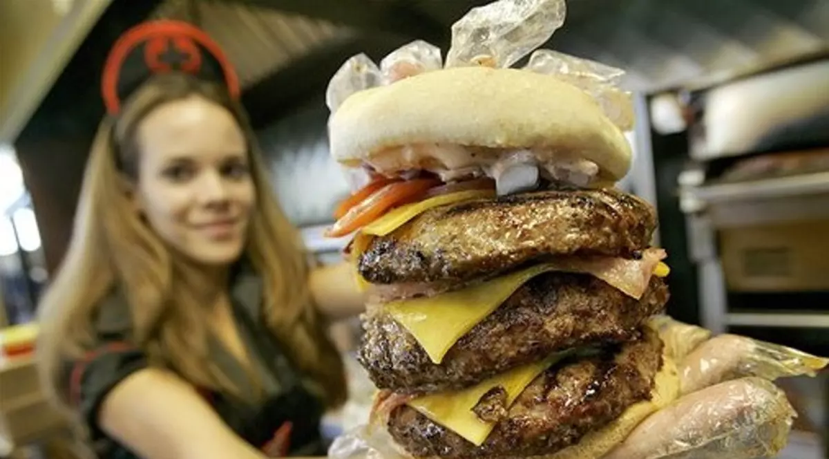 Îţi puteai imagina aşa ceva? Restaurantul în care poţi MURI în orice secundă din cauza CALORIILOR