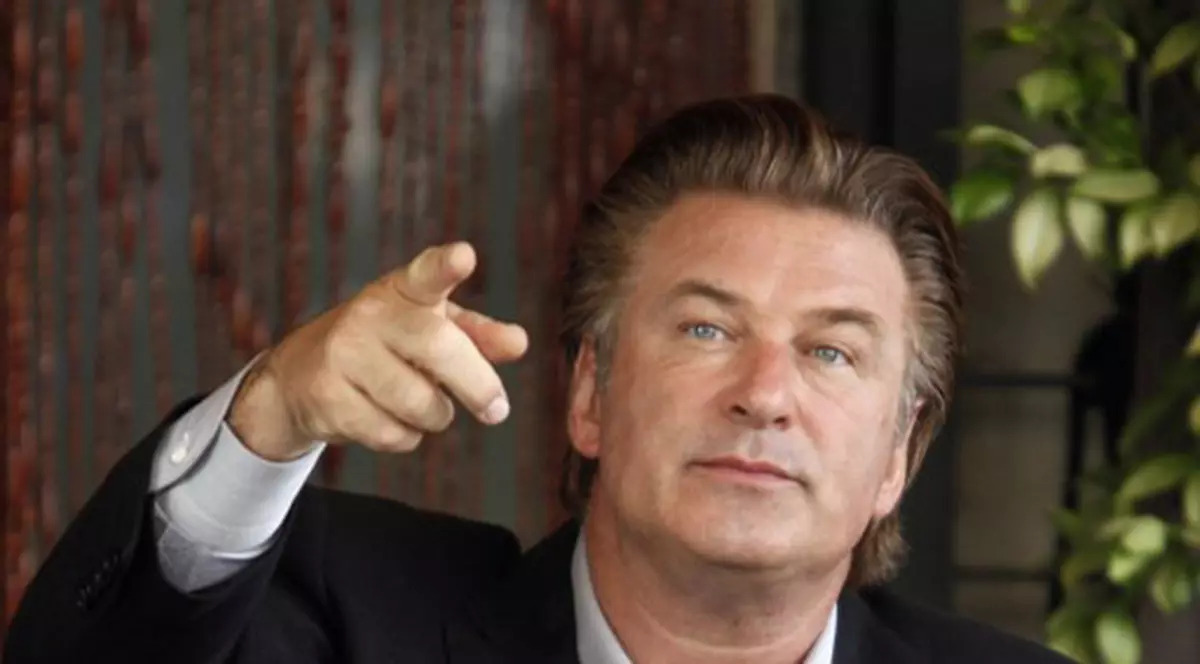 În prag de nuntă, actorul Alec Baldwin are probleme mari! Nu scapă sub nici o formă de o fostă, care îl hărţuieşte necontenit!