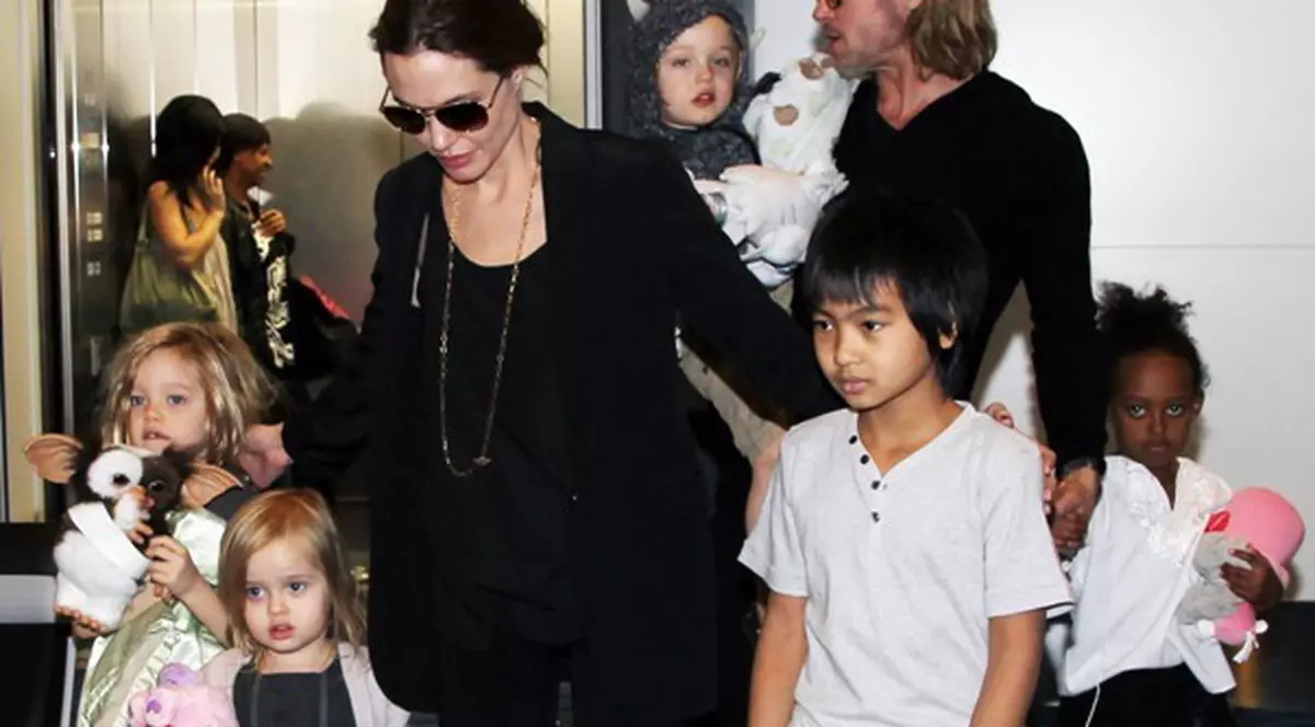 Angelina Jolie nu scapă nici acasă de eterna ei rivală. Fiul ei a tapetat pereţii casei cu Jennifer Aniston!