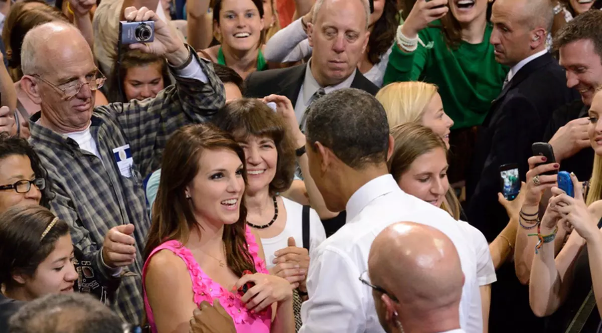 "Atentat" la viaţa lui  Obama! Preşedintele şi un agent Secret Service, stropiţi cu iaurt