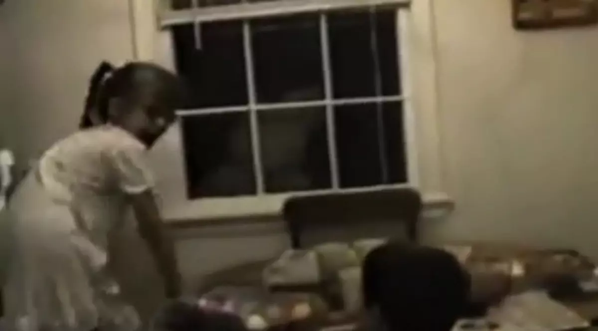 IEPURAŞUL e mare, alb şi SPERIE COPIII! Aceşti micuţi urlă de frică | VIDEO