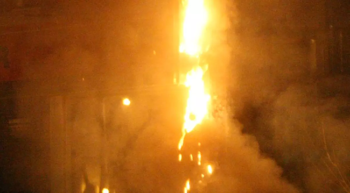 Un sucevean şi-a dat foc la casă, lăsându-şi familia pe drumuri