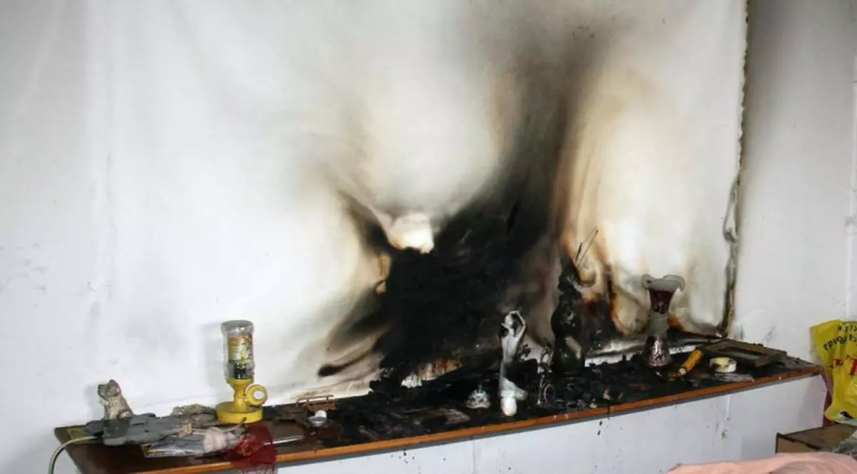 Un bătrân a fost la un pas să incendieze un bloc cu o candelă