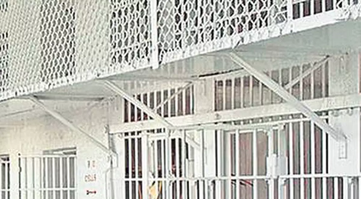 Un interlop a renovat pe banii lui închisoarea în care era arestat  