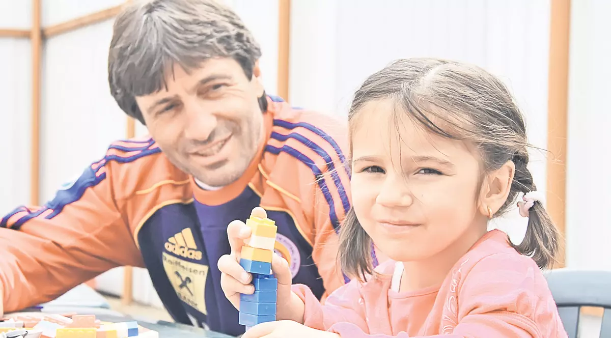 Iosif Rotariu a renunţat la postul de antrenor la FC Bihor, pentru a avea grijă de Kassandra, fiica lui adoptivă