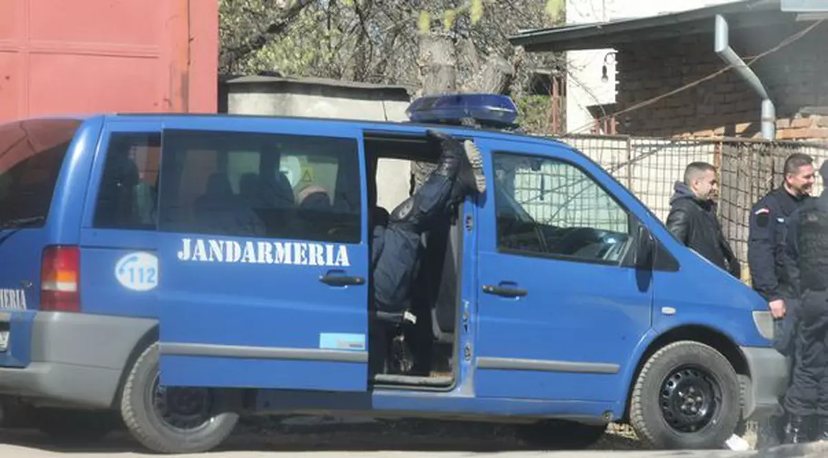 Uite cum se relaxează un jandarm într-o maşină achiziţionată din bani publici