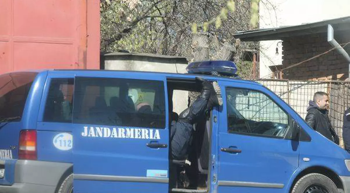 Jandarmul care se relaxa în dubă, ”la raport” în faţa şefilor!