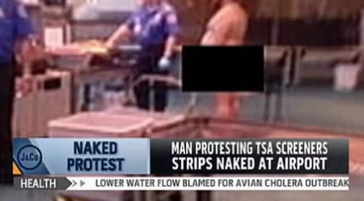 A vrut să le-o ia înainte controlorilor de pe aeroport și s-a dezbrăcat ... complet, de bunăvoie! VIDEO