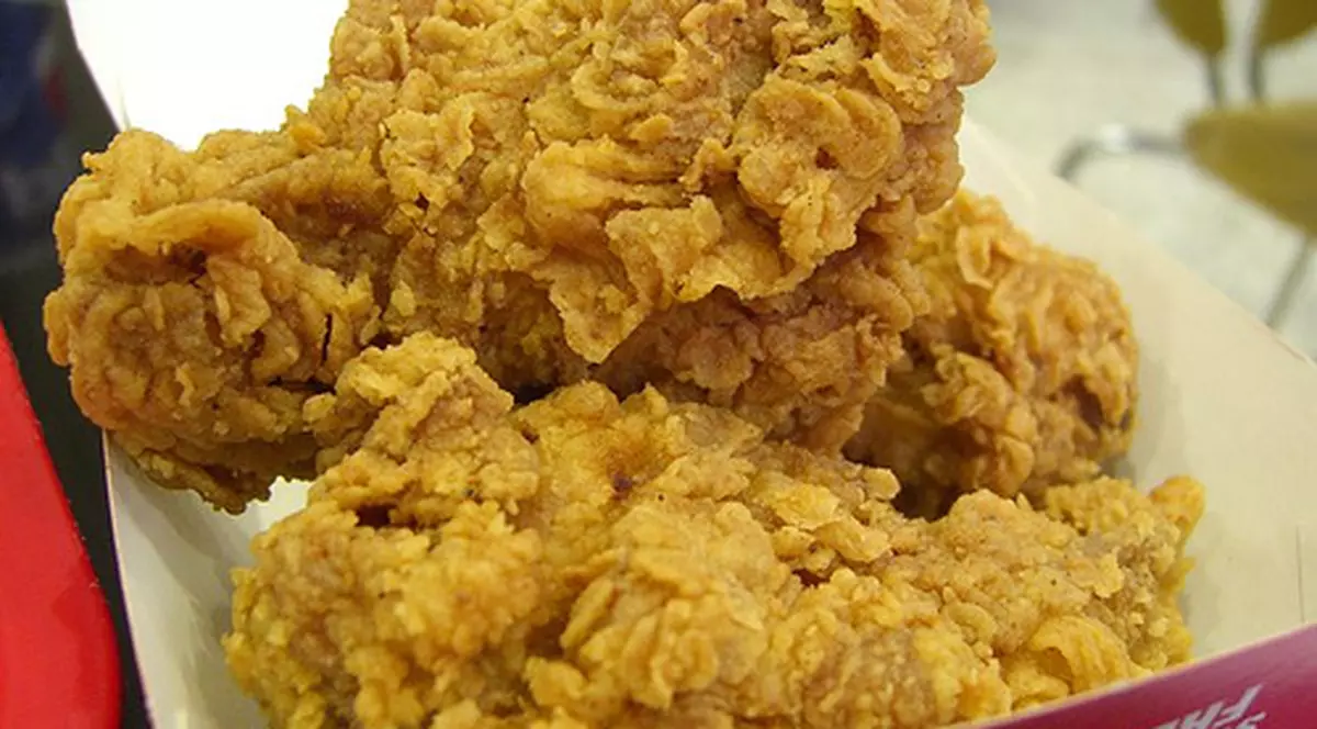 Concediat de la KFC pentru că a refuzat să vândă carne stricată!