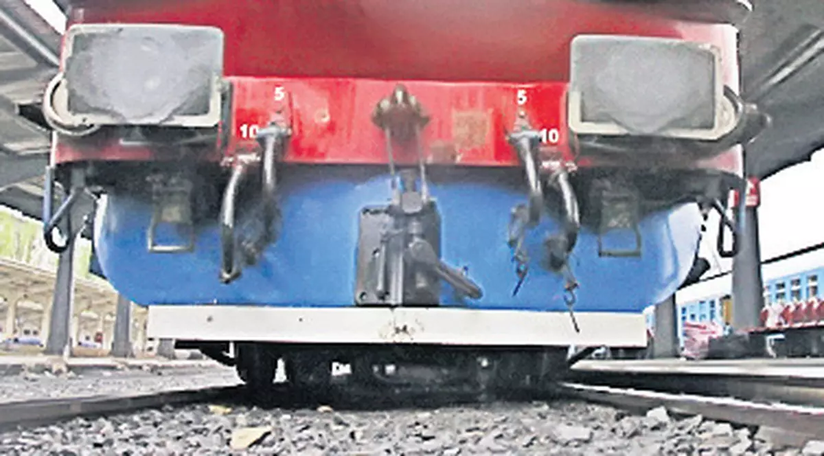 Ca să iasă ilegal din ţară, s-au ascuns pe platformele unor garnituri de tren