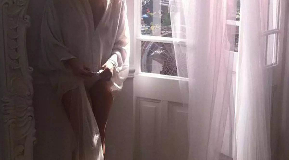 Loredana Groza își arată chiloții în videoclipul piesei "Ochii din vis" 