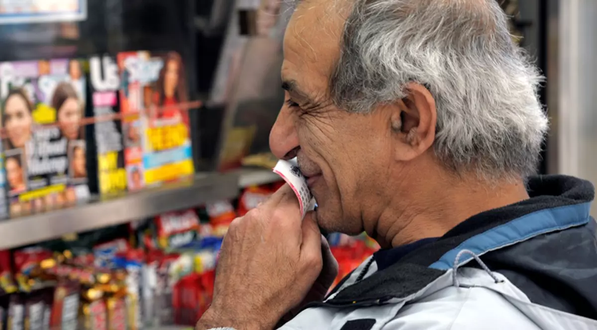 Un român a vrut să câștige premiul-record al Loteriei din SUA. Presa străină l-a găsit la o coadă imensă, în fața unui ghișeu