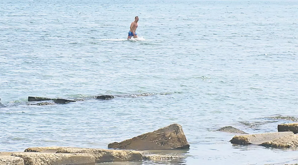 Un constănţean curajos face baie în mare deja