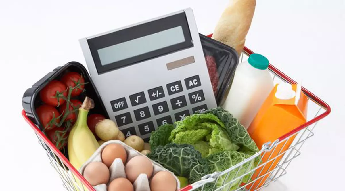 Românii cheltuie 80% din venituri pe mâncare