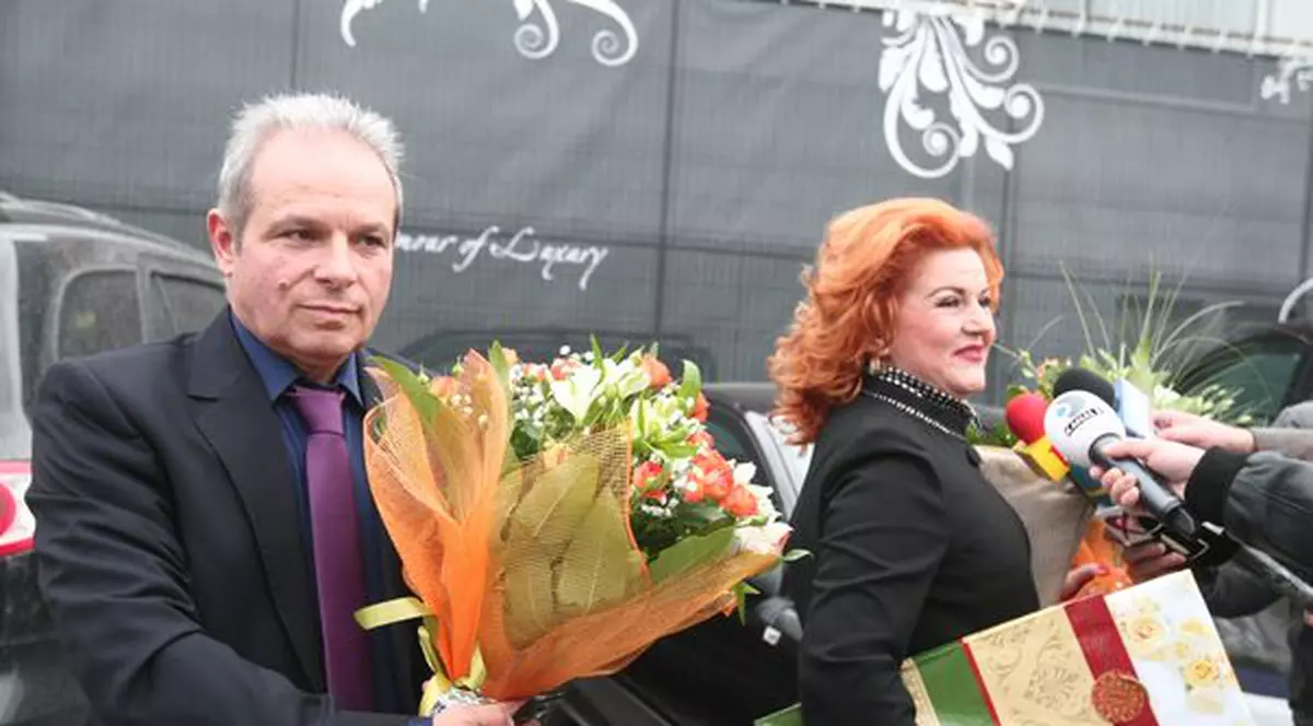 Maria Cârneci la braţul soţului ei, cu flori şi cadouri la cununia lui Pepe | FOTO