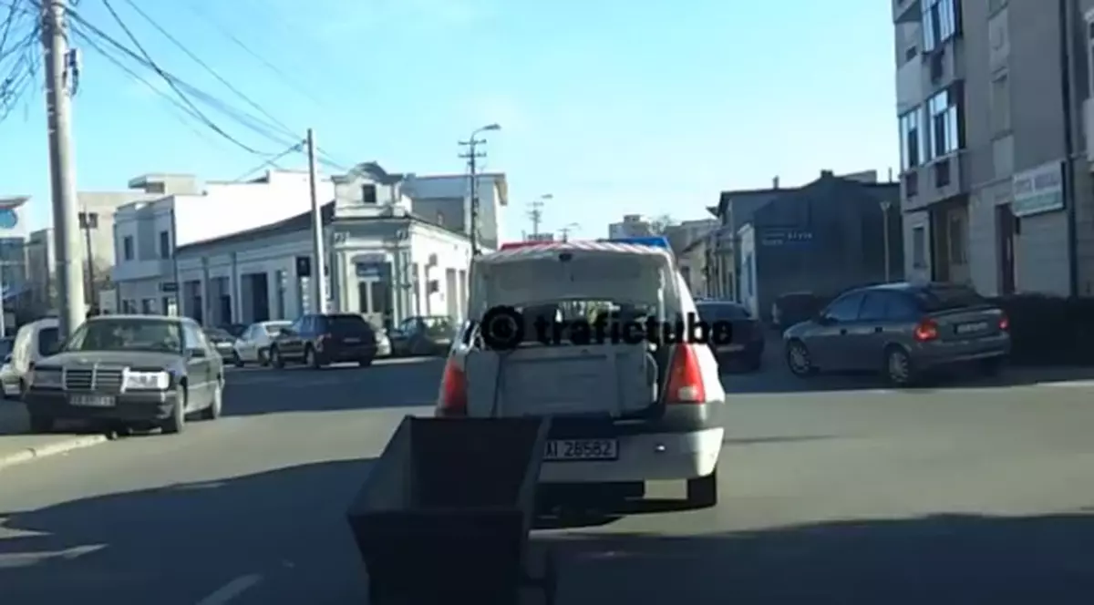 Maşina poliţiei şi-a tras "remorcă" | VIDEO